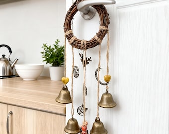 Decoração de altar de cozinha, sino rústico, sinos de bruxa, decoração de bruxaria, presentes para casa, sinos de bruxa da harmonia, bruxa da cozinha, presentes de inauguração de casa