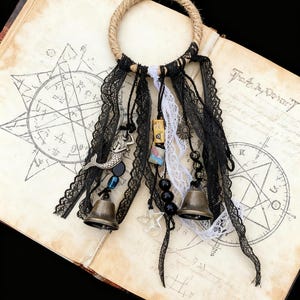 Con campanas, campanas de bruja para protección, carillón de viento, decoración wiccana, artesanía de brujería, regalos para pacientes