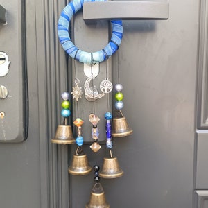 Campanas de mimbre azul para proteger puertas, campanas de bruja para pomo de puerta, corona de campanas de bruja, campanas colgantes, juego de altar wiccano