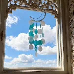 Campanas de viento de luna dorada con concha de piedra azul claro, campanas de viento móviles de cristal en espiral de concha de Capiz, decoración y accesorios infantiles