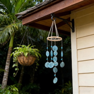 Azurblaue Meerjungfrau-Windspiel, handgemacht mit blauen Muscheln und Seeglas, beruhigendes Küstendekor für Veranda oder Garten, einzigartiges Strandhausgeschenk