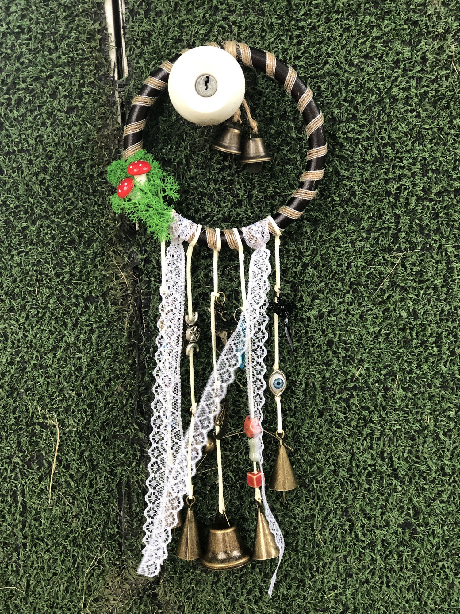Campane Magiche Protezione Strega Wiccan – Carillon A Vento Con 6 Campane In Metallo E Juta – Stile Gotico - Foto 4