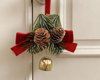 Dzwonek czarownicy z szyszką, wiszące dzwonki na klamkę, dzwonek ochronny czarownicy na Boże Narodzenie, ludowa dekoracja magiczna z szyszką, pogański urok domu