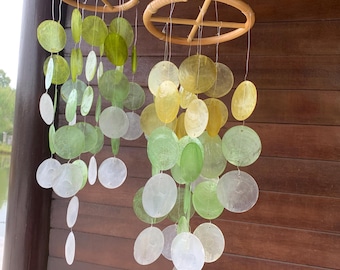 Set van 2 windgong met natuurlijke schelp, handgemaakte capiz windgong, strandtuincadeau, nautisch bruiloftsdecor