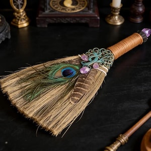 Handgemaakte heksbezem, amethist kristallen levensboom, pauwenveer heidense bezem, Wicca altaargereedschap, spiritueel reinigingsdecor