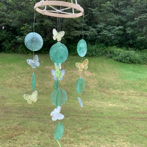 Campana de viento redonda de concha de Capiz color verde azulado, para colgar en ventanas y patios, hecha a mano con conchas naturales y mariposa acrílica, decoración costera.