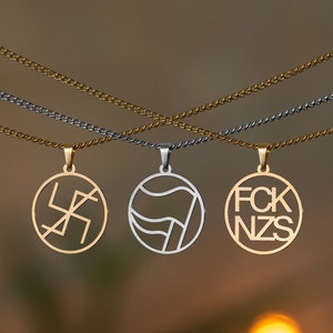 Peut inclure: Trois colliers en or avec des pendentifs différents. Les pendentifs sont ronds et présentent une swastika, un drapeau et le texte "FCK NZS".