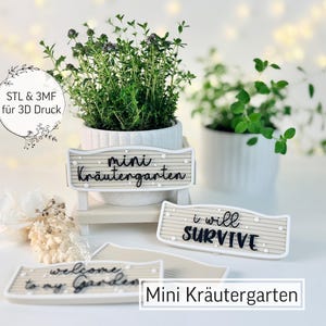 Op de afbeelding: Een witte keramische pot met groene kruiden en een klein bordje met de tekst "mini Kräutergarten". Een ander bordje luidt "I will survive". De afbeelding bevat ook een bordje met de tekst "welcome to my garden".