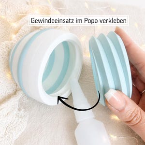May include: A white and light blue striped container with a matching lid being held open. A small white squeeze bottle with a nozzle is positioned near the opening, with a black arrow pointing toward the rim. Text reads: Gewindeeinsatz im Popo verkleben.