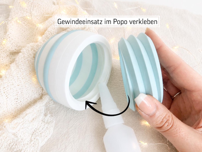 May include: A white and light blue striped container with a matching lid being held open. A small white squeeze bottle with a nozzle is positioned near the opening, with a black arrow pointing toward the rim. Text reads: Gewindeeinsatz im Popo verkleben.