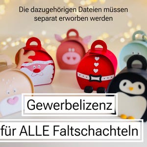 以下が含まれることがあります： トナカイ、サンタクロース、豚、ペンギンなど、さまざまなキャラクターの形をしたカラフルなギフトボックスのコレクション。ボックスにはハンドルが付いており、さまざまな色とパターンでデザインされています。ドイツ語のテキストも表示されています。