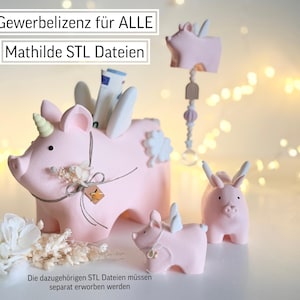 May include: A collection of pink pig figurines, including a piggy bank with wings and a unicorn horn. The image also features a hanging mobile and two smaller pig figures. Text on the image reads "Gewerbelizenz für ALLE Mathilde STL Dateien" and "Die dazugehörigen STL Dateien müssen separat erworben werden."