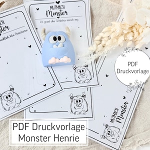 Könnte beinhalten: Eine hellblaue Monsterfigur mit weißen Hörnern und rosa Füßen sitzt auf mehreren weißen Karten. Die Karten zeigen den Text "MUTMACH Monster" und eine Cartoon-Monster-Illustration. Der Text "PDF Druckvorlage Monster Henrie" ist ebenfalls sichtbar.