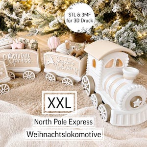 Puede incluir: Un juego de tren de juguete blanco y beige que incluye una locomotora y dos vagones de carga. Los vagones tienen las etiquetas North Pole Express y Santa's Delivery. El tren incluye un diseño de copo de nieve, un detalle de estrella y ruedas. Texto: XXL, North Pole Express, Weihnachtslokomotive.