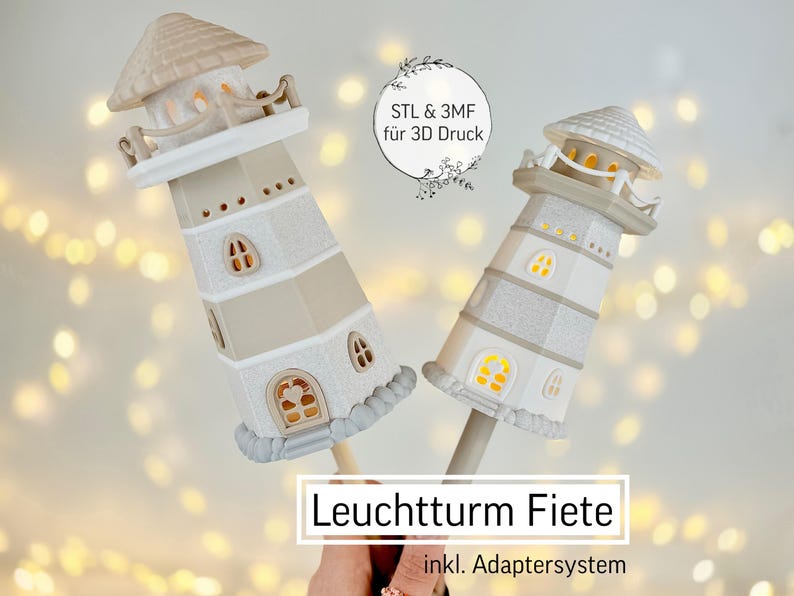 Op de afbeelding: Twee decoratieve vuurtorenbeeldjes in beige en grijstinten. De vuurtorens hebben een textuurontwerp, met ramen en een verlichtingsfunctie. De afbeelding bevat de tekst "STL & 3MF f&uuml;r 3D Druck" en "Leuchtturm Fiete".