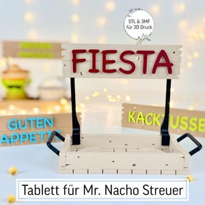 Könnte beinhalten: Ein Holzserviertablett mit dem Wort "FIESTA" in roten Buchstaben auf einem Schild. Das Tablett hat schwarze Griffe und Stützen. Andere Schilder sagen "GUTEN APPETIT" und "KACKUSSE". Der Text "Tablett für Mr. Nacho Streuer" ist ebenfalls sichtbar.