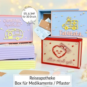 Op de afbeelding: Een stapel pastelkleurige dozen met decoratieve deksels. De dozen hebben ontwerpen zoals een camper, ambulance en een hart met een pleister. Tekst omvat "Camping Apotheke", "Tatütata" en "alles wird gut". De dozen zijn voor het bewaren van medicijnen en pleisters.