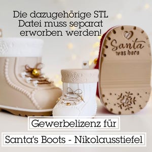 Könnte beinhalten: Festliche Präsentation mit drei dekorativen Weihnachtsmann-Stiefeln. Die Stiefel sind beige und weiß, mit aufwendigen Details. Der Text auf der Sohle lautet "Santa was here". Das Bild enthält auch Text auf Deutsch.