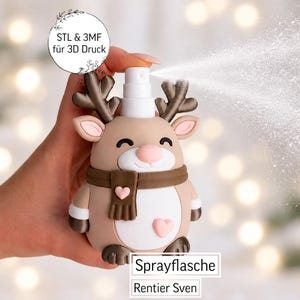 Könnte beinhalten: Eine beige-weiße Sprühflasche in Rentierform mit braunem Geweih, einem braunen Schal mit rosa Herz und einem rosa Herz auf dem Bauch. Die Flasche hat einen weißen Sprühkopf, der einen feinen Nebel versprüht, sowie den Text STL & 3MF für 3D Druck, Sprayflasche und Rentier Sven.