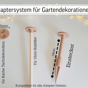 Op de afbeelding: Een set lichtbruine tuinversieringsadapters. De set bevat een platte adapter (45mm), een paaladapter (18cm) en een houten deuveladapter. Tekst op de afbeelding: "Adaptersystem f&uuml;r Gartendekorationen" en "f&uuml;r flache Tischdekoration".