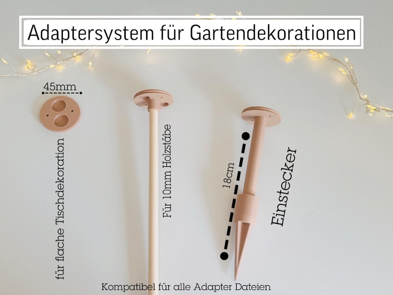 Op de afbeelding: Een set lichtbruine tuinversieringsadapters. De set bevat een platte adapter (45mm), een paaladapter (18cm) en een houten deuveladapter. Tekst op de afbeelding: "Adaptersystem f&uuml;r Gartendekorationen" en "f&uuml;r flache Tischdekoration".