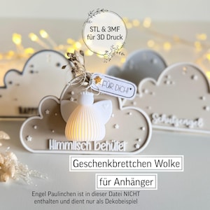 Könnte beinhalten: Wolkenförmiger Dekorationsartikel mit dem Text "Himmlisch behütet" und "Geschenkbrettchen Wolke für Anhänger". Eine kleine Engelsfigur ist an der Wolke befestigt. Das Bild enthält auch den Text "STL & 3MF für 3D Druck" und "FÜR DICH".