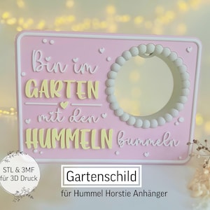 Könnte beinhalten: Ein rosa rechteckiges Schild mit weißem Rahmen und einer kreisförmigen Öffnung. Auf dem Schild steht in Weiß und Gelb der Text "Bin im GARTEN mit den HUMMELN brummeln". Das Schild trägt auch den Text "Gartenschild für Hummel Horstie Anhänger".