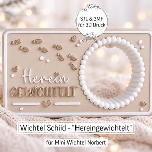 Könnte beinhalten: Ein rechteckiges beiges Schild mit dem deutschen Schriftzug "Herein GEWICHTELT" in weißer und goldener Reliefschrift. Das Schild enthält kleine goldene Fußabdrücke, Herzen und einen großen weißen runden Rahmen aus Perlen. Oben steht "STL & 3MF für 3D Druck".