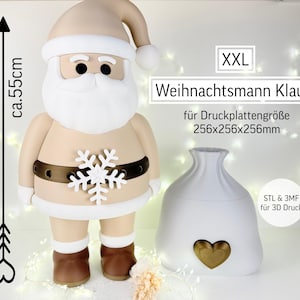 Könnte beinhalten: Eine beige Weihnachtsmann-Figur, ca. 55 cm hoch, mit weißem Bart, Hutkrempe und Schneeflocken-Gürtelschnalle. Daneben eine weiße Vase mit goldenem Herz. Text: "Weihnachtsmann Klausi".