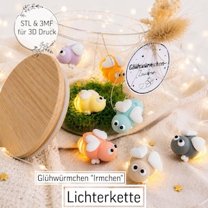 Peut inclure: Un bocal en verre avec un couvercle en bois contenant plusieurs petites figurines lumineuses en forme de luciole, aux ailes blanches et aux grands yeux. Le bocal porte des étiquettes avec le texte STL & 3MF für 3D Druck, Glühwürmchen-Zauber, Glühwürmchen Irmchen et Lichterkette.