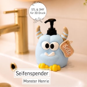 Könnte beinhalten: Ein hellblauer, monsterförmiger Seifenspender mit schwarzer Pumpe, zwei gestreiften Hörnern, großen weißen Augen und gelben Füßen. Ein kleines Schild an der Seite trägt die Aufschrift Seife. Text darüber: STL & 3MF für 3D Druck.