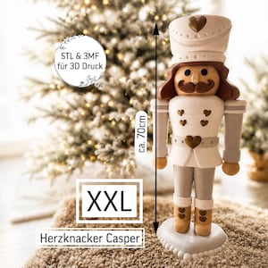 Könnte beinhalten: Eine große Nussknacker-Figur namens Herzknacker Casper mit einer Höhe von 70 cm. Die Figur trägt eine weiß-beigefarbene Uniform mit braunem Haar, einem Schnurrbart und herzförmigen Akzenten. Der Text auf dem Bild umfasst STL & 3MF für 3D Druck und XXL.