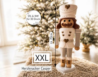 Puede incluir: Una figura grande de cascanueces llamada Herzknacker Casper, que mide 70 cm de altura. La figura presenta un uniforme blanco y beige con cabello castaño, bigote y detalles en forma de corazón. El texto incluye STL & 3MF für 3D Druck y XXL.