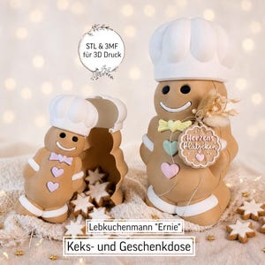 Könnte beinhalten: Zwei hellbraune Lebkuchenmann-Dosen mit weißen Kochmützen, eine davon offen mit sternförmigen Keksen. Die größere Figur trägt eine Fliege und ein Schild mit der Aufschrift Herzens Plätzchen. Text: STL & 3MF für 3D Druck, Lebkuchenmann Ernie, Keks- und Geschenkdose.