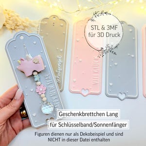 Può includere: Una collezione di etichette decorative in vari colori pastello, tra cui grigio, rosa e beige. Un'etichetta presenta un ornamento a forma di maiale e la scritta "HAPPY NEW YEAR". Altre etichette hanno testo e ritagli a forma di cuore. L'immagine include anche il testo: "STL & 3MF für 3D Druck".