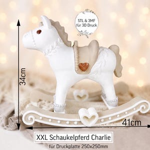 Könnte beinhalten: Eine weiße Schaukelpferd-Figur mit beigem Sattel, Mähne und Schweif. Das Pferd hat ein braunes Herz am Sattel und einen herzförmigen Ausschnitt an der Basis. Maße: 34cm Höhe und 41cm Länge. Text: STL & 3MF für 3D Druck, XXL Schaukelpferd Charlie, für Druckplatte 250x250mm.