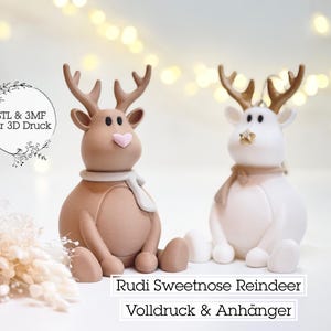 Op de afbeelding: Twee rendierbeeldjes, één bruin en één wit, met geweien en sjaals. Het bruine rendier heeft een roze neus. Tekst op de afbeelding luidt "Rudi Sweetnose Reindeer" en "STL & 3MF für 3D Druck".