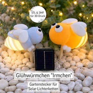 Può includere: Due picchetti da giardino a forma di lucciola luminosa, uno azzurro e uno giallo, con ali bianche e grandi occhi neri. Un piccolo pannello solare nero è posizionato tra loro. Testo: STL & 3MF für 3D Druck, Glühwürmchen Irmchen, Gartenstecker für Solar-Lichterketten.