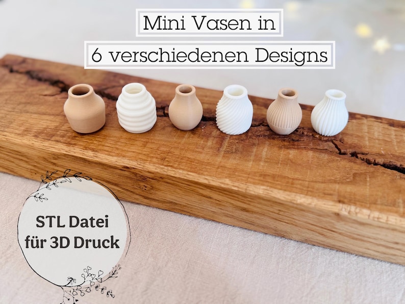 Pu&ograve; includere: Sei vasi in miniatura in diversi design, tra cui stili a coste, lisci e testurizzati. I vasi sono disposti su una superficie in legno. Il testo "Mini Vasen in 6 verschiedenen Designs" e "STL Datei f&uuml;r 3D Druck" &egrave; visibile nell'immagine.
