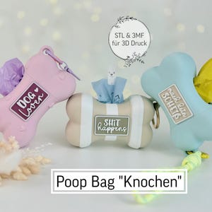 Op de afbeelding: Drie botvormige hondenpoepzakjes in roze, beige en blauw. De roze houder heeft de tekst "Dog Lover", de beige "Shit happens" en de blauwe "mach rein Scheiß". Elk bevat een rol zakjes.