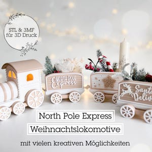 Può includere: Un set di trenini natalizi decorativi nei toni crema e beige. I vagoni sono adornati con decorazioni festive, tra cui una candela, fogliame e bacche. Il testo "North Pole Express" e "Santa's Delivery" è visibile.