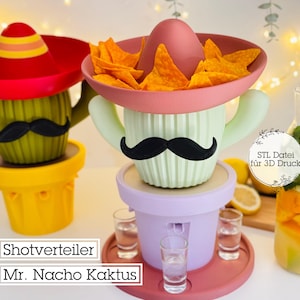 Puede incluir: Un dispensador de chupitos con forma de cactus con un sombrero lleno de totopos. El cactus tiene un bigote negro y se asienta sobre una bandeja con vasos de chupito. Una bebida refrescante con cítricos y menta está en una jarra de cristal.