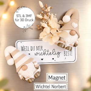 Op de afbeelding: Twee beige en witte kaboutermagneten met een rechthoekig bordje met de tekst "WEIL DU MIR wichtig BIST!" en kleine hartjes. Eén kabouter is versierd met gedroogde crèmekleurige bloemen. De tekst bevat "STL & 3MF für 3D Druck", "MAGNET" en "Wichtel Norbert".