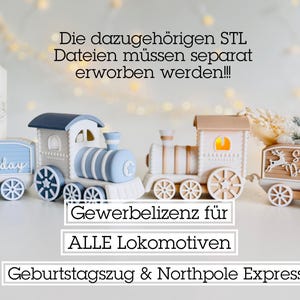 Op de afbeelding: Een verzameling speelgoedtreinen in pastelkleuren, waaronder blauw, wit en beige. Eén wagon heeft de tekst "Happy Birthday", en een andere "Santa's Delivery". De afbeelding bevat Duitse tekst.