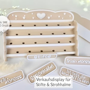 Può includere: Un set di tre tazze in ceramica con finitura opaca e macchiettata. Le tazze sono nei toni del crema, grigio chiaro e grigio scuro. Ogni tazza ha un design semplice e minimalista.