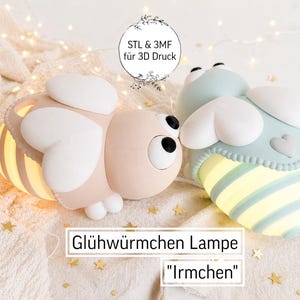 Peut inclure: Deux lampes en forme d'abeille étiquetées Glühwürmchen Lampe Irmchen, l'une rose pâle et l'autre bleu clair. Elles ont des ailes blanches, de grands yeux ronds et des abdomens rayés lumineux. Une étiquette circulaire indique STL & 3MF für 3D Druck.