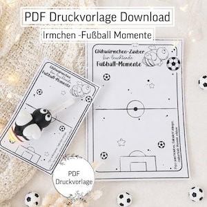 Könnte beinhalten: Ein PDF-Druckvorlage-Download mit dem Titel Irmchen -Fußball Momente, der eine schwarz-weiße Grafik eines Fußballfeldes mit Sternen und Fußbällen zeigt. Eine kleine bienenförmige Figur mit Licht ist an einer Karte mit dem Design befestigt.