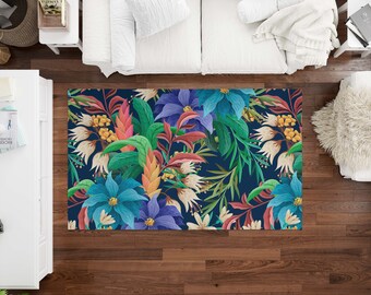 Puede incluir: Una alfombra floral colorida con fondo azul oscuro. La alfombra presenta una variedad de flores, incluyendo flores azules, rosas y amarillas, así como hojas verdes.
