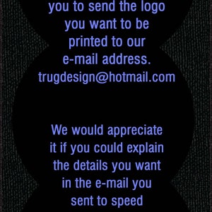 Puede incluir: Texto sobre un fondo negro con un borde blanco, que explica que despu&eacute;s de comprar alfombras especiales, los clientes deben enviar el logotipo que desean imprimir a la direcci&oacute;n de correo electr&oacute;nico trugdesign@hotmail.com. El texto tambi&eacute;n pide a los clientes que expliquen los detalles que desean en el correo electr&oacute;nico para acelerar el proceso. El texto termina con "Gracias."