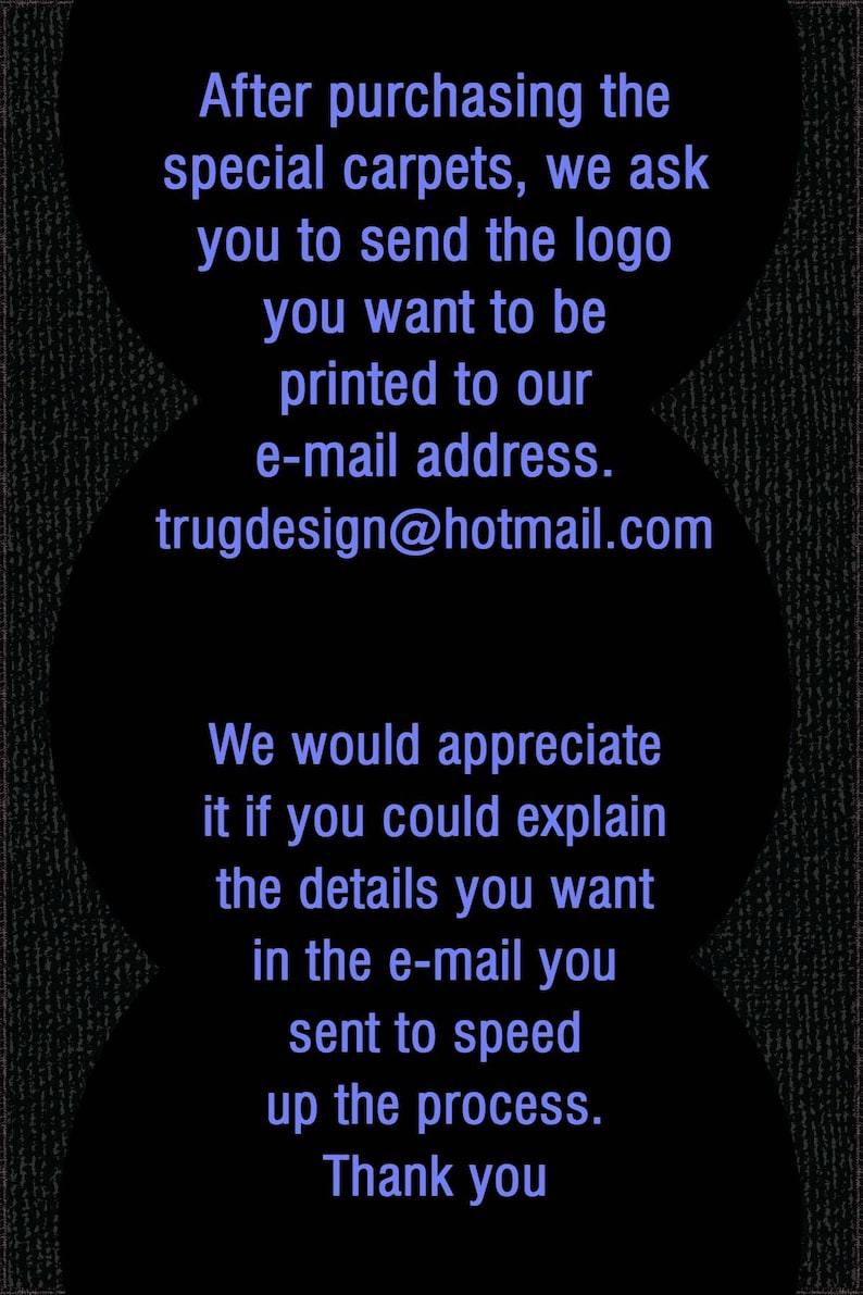 Puede incluir: Texto sobre un fondo negro con un borde blanco, que explica que despu&eacute;s de comprar alfombras especiales, los clientes deben enviar el logotipo que desean imprimir a la direcci&oacute;n de correo electr&oacute;nico trugdesign@hotmail.com. El texto tambi&eacute;n pide a los clientes que expliquen los detalles que desean en el correo electr&oacute;nico para acelerar el proceso. El texto termina con "Gracias."
